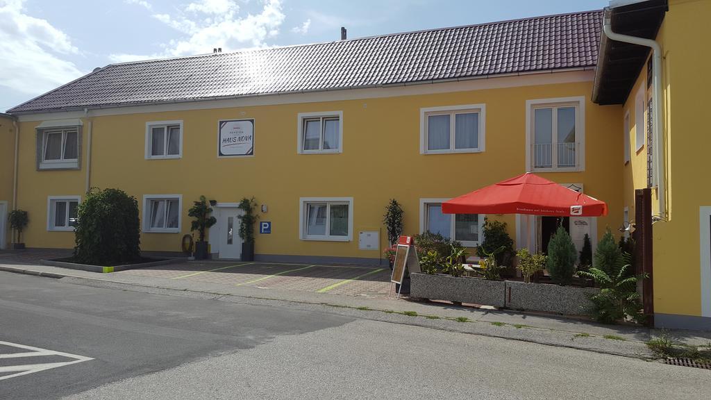 Pension Haus Nova Wiener Neustadt Exterior photo